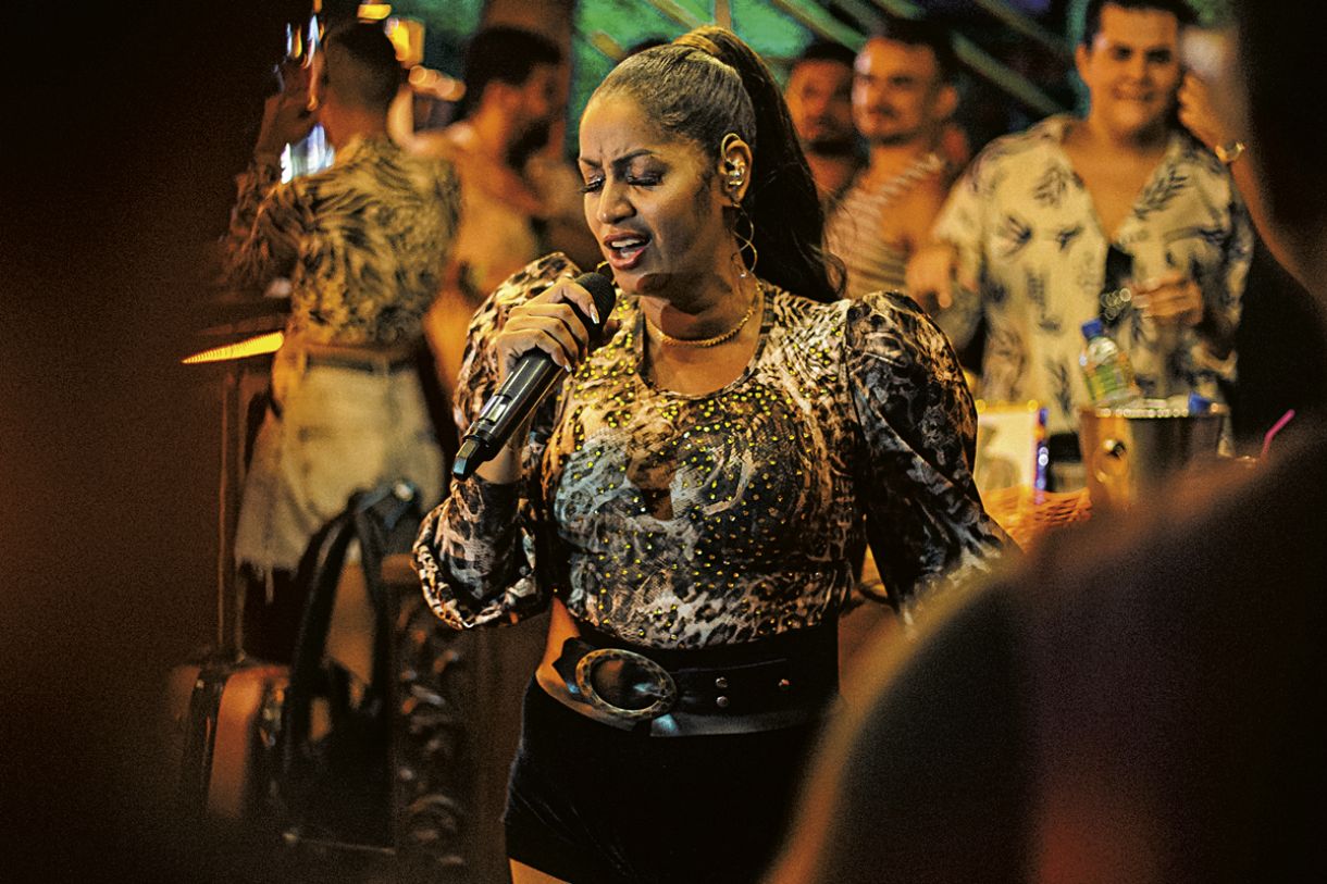 A cantora Eliza Mell em show no Conchittas Bar, no Recife