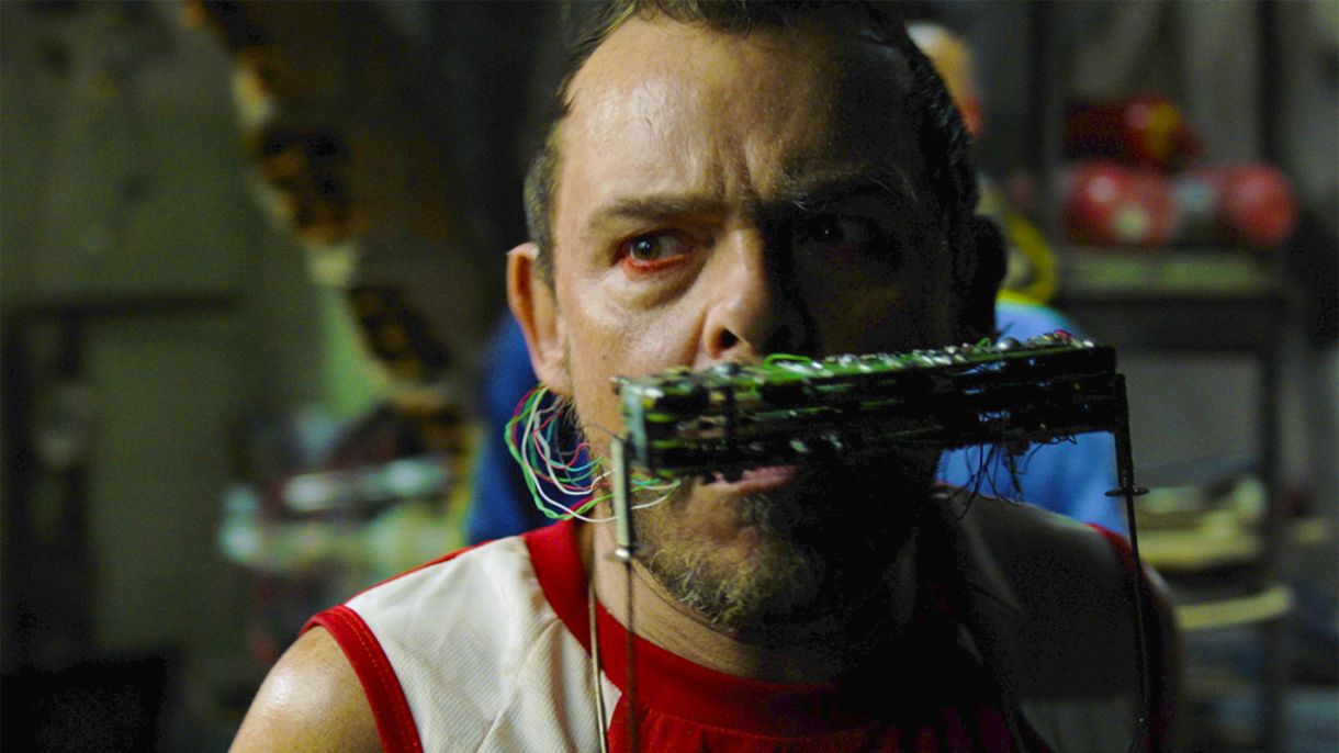 Matheus Nachtergaele, ator que nutre uma forte relação com o cinema pernambucano, protagoniza o longa
