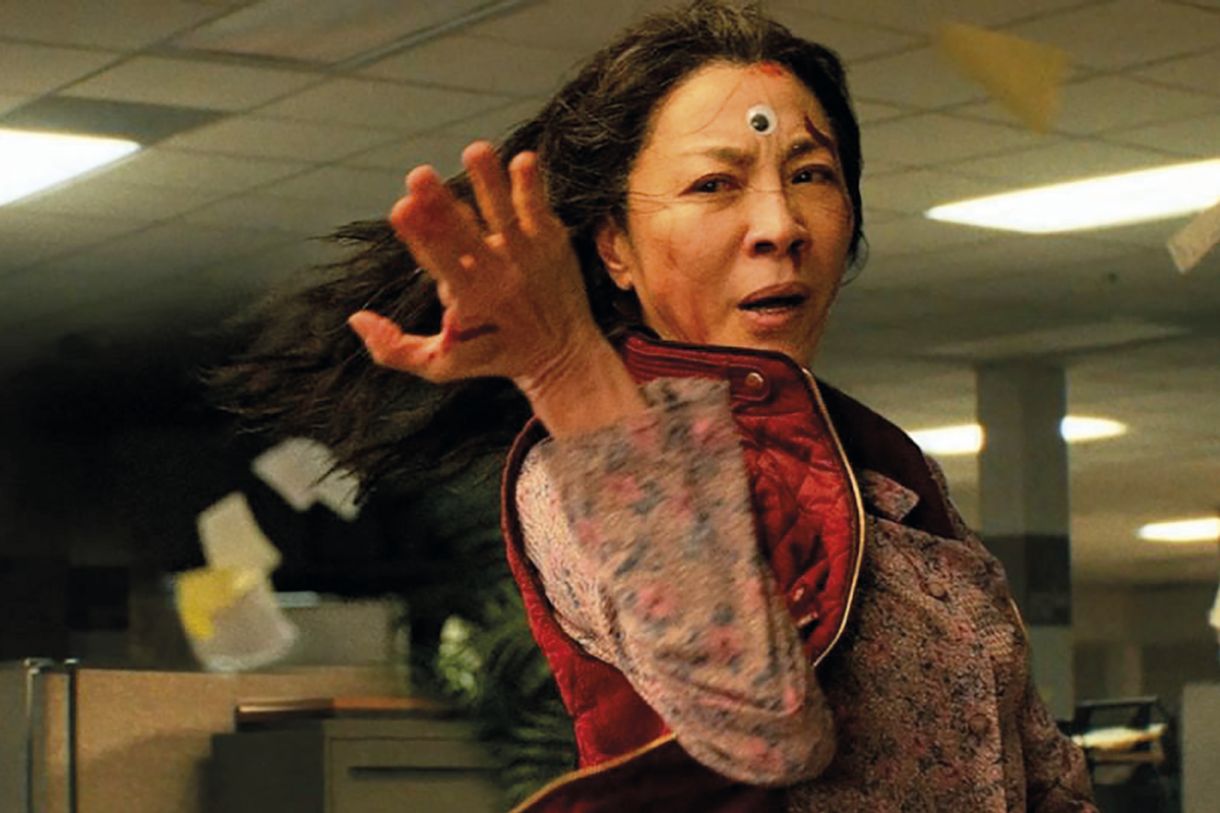 Michelle Yeoh, ícone do cinema asiático, vive a protagonista Evelyn