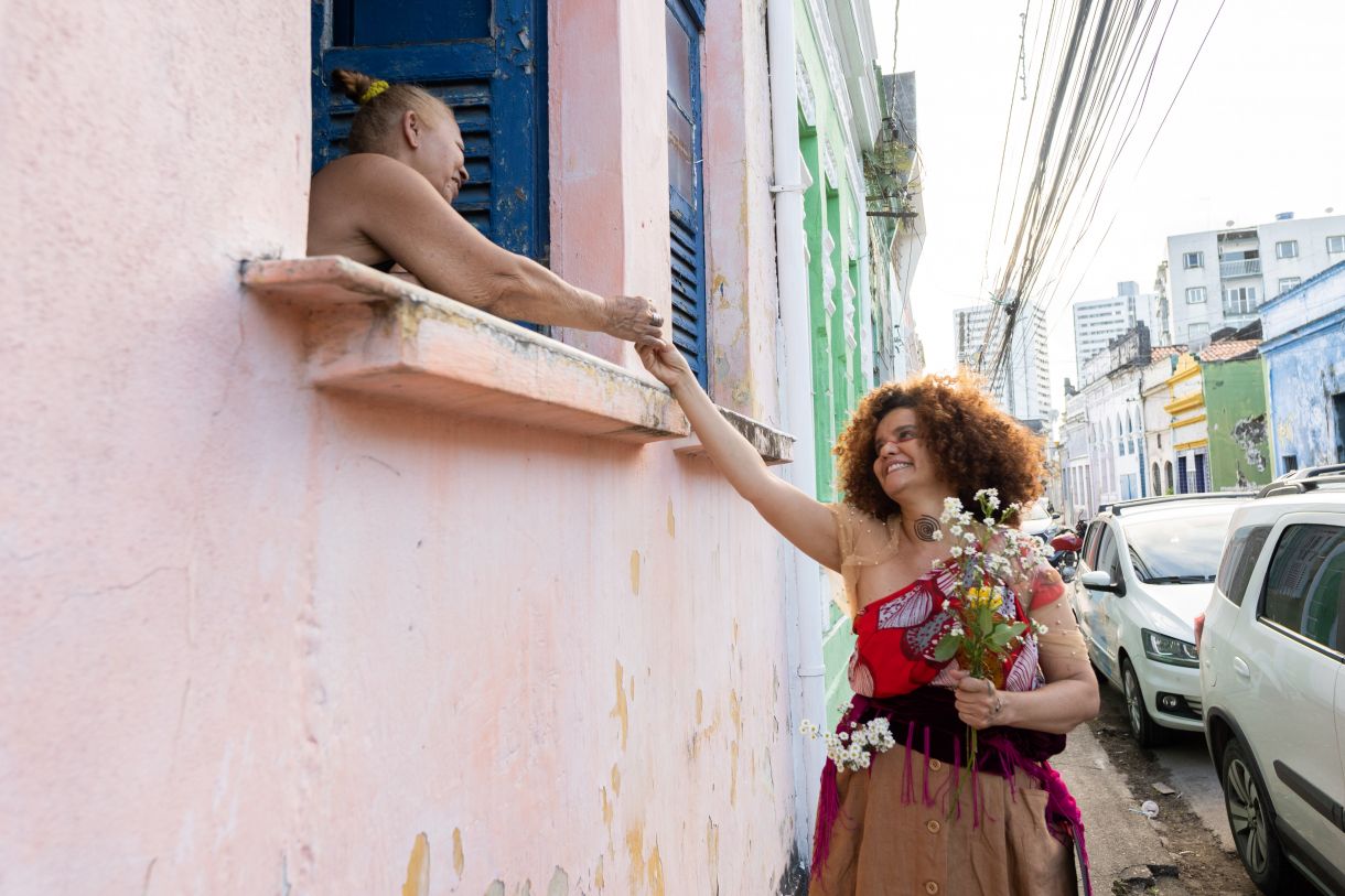 No espetáculo, a atriz Márcia Luz interage com vivências da cidade