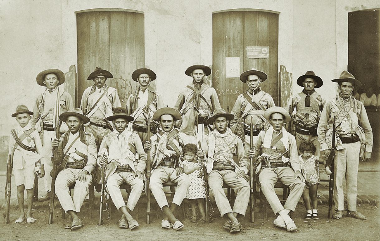 Volante pernambucana do tenente Sinhozinho Alencar, em Belmonte, Pernambuco, 1926. Notar o à vontade das crianças em meio às armas dos soldados