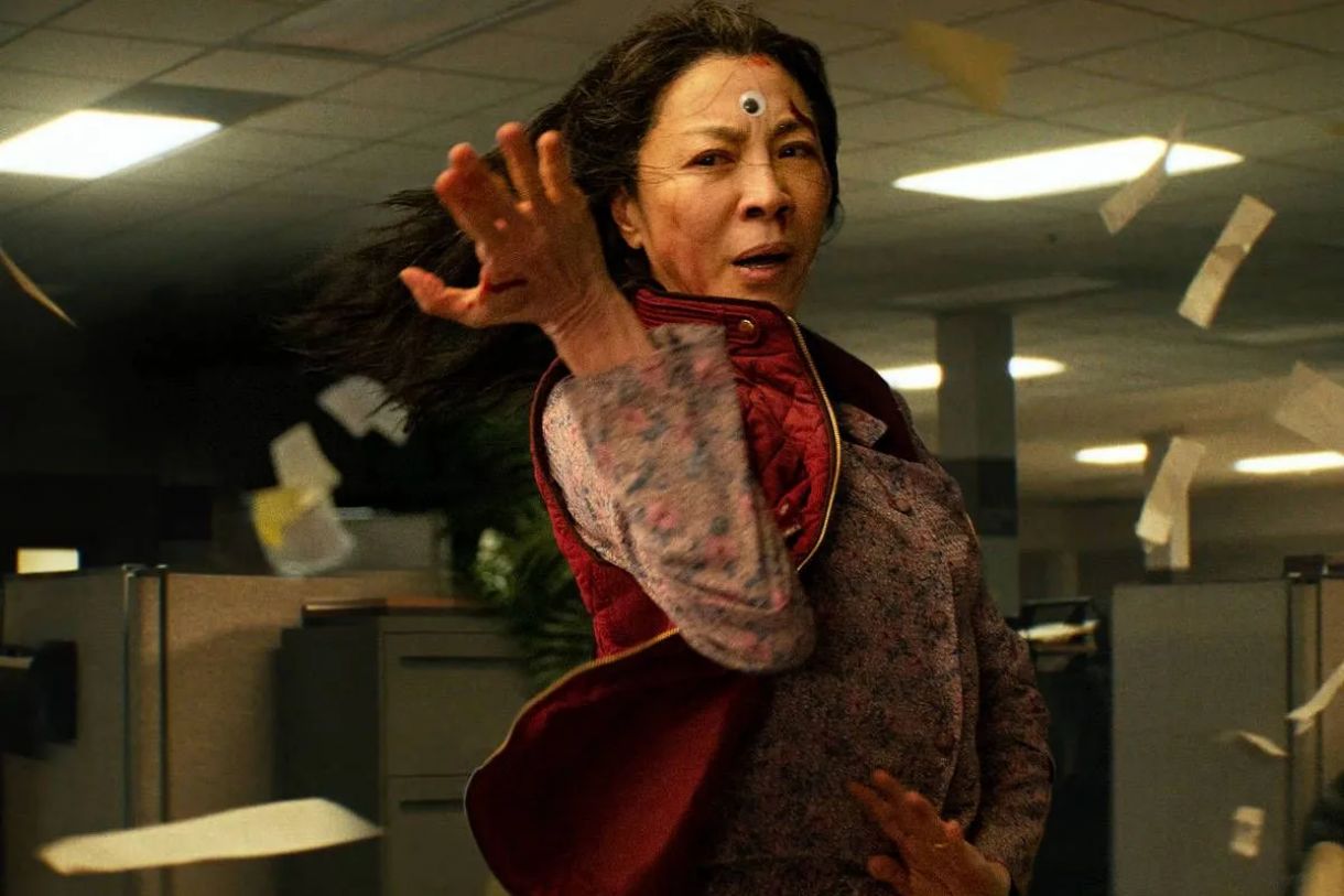 Michelle Yeoh no filme 'Tudo em todo lugar ao mesmo tempo'