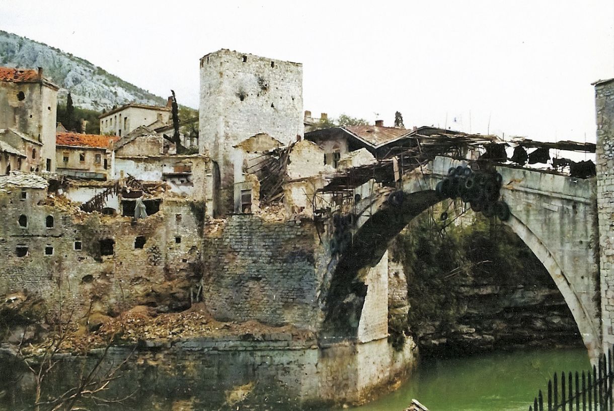 A chamada Ponte Velha, uma construção de pedra do século XVI,  foi arrasada durante o conflito