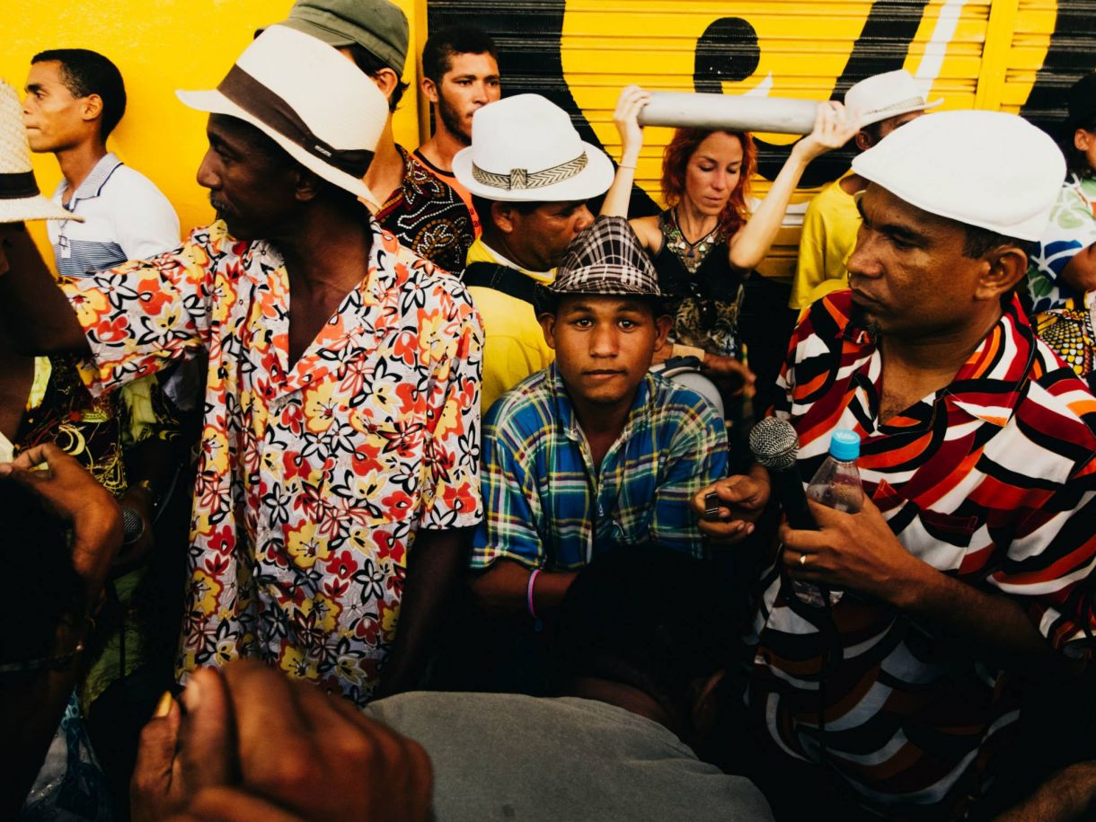 No meio dos homens: Mestre Barachinha (esq.), Siba, Goleiro e Maciel Salu na sambada em Nazaré, 2015. Karina toca ganzá