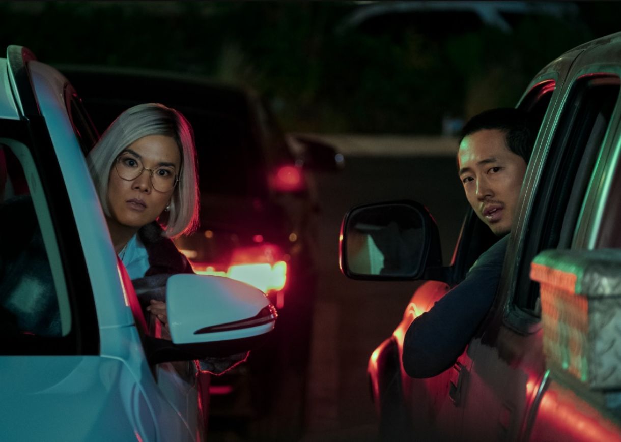 Ali Wong e Steven Yeun são protagonistas da série que mistura drama, comédia, ação e suspense