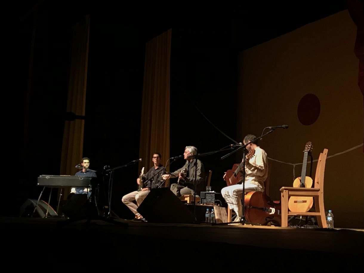 Caetano Veloso e os filhos em show no Teatro do RioMar