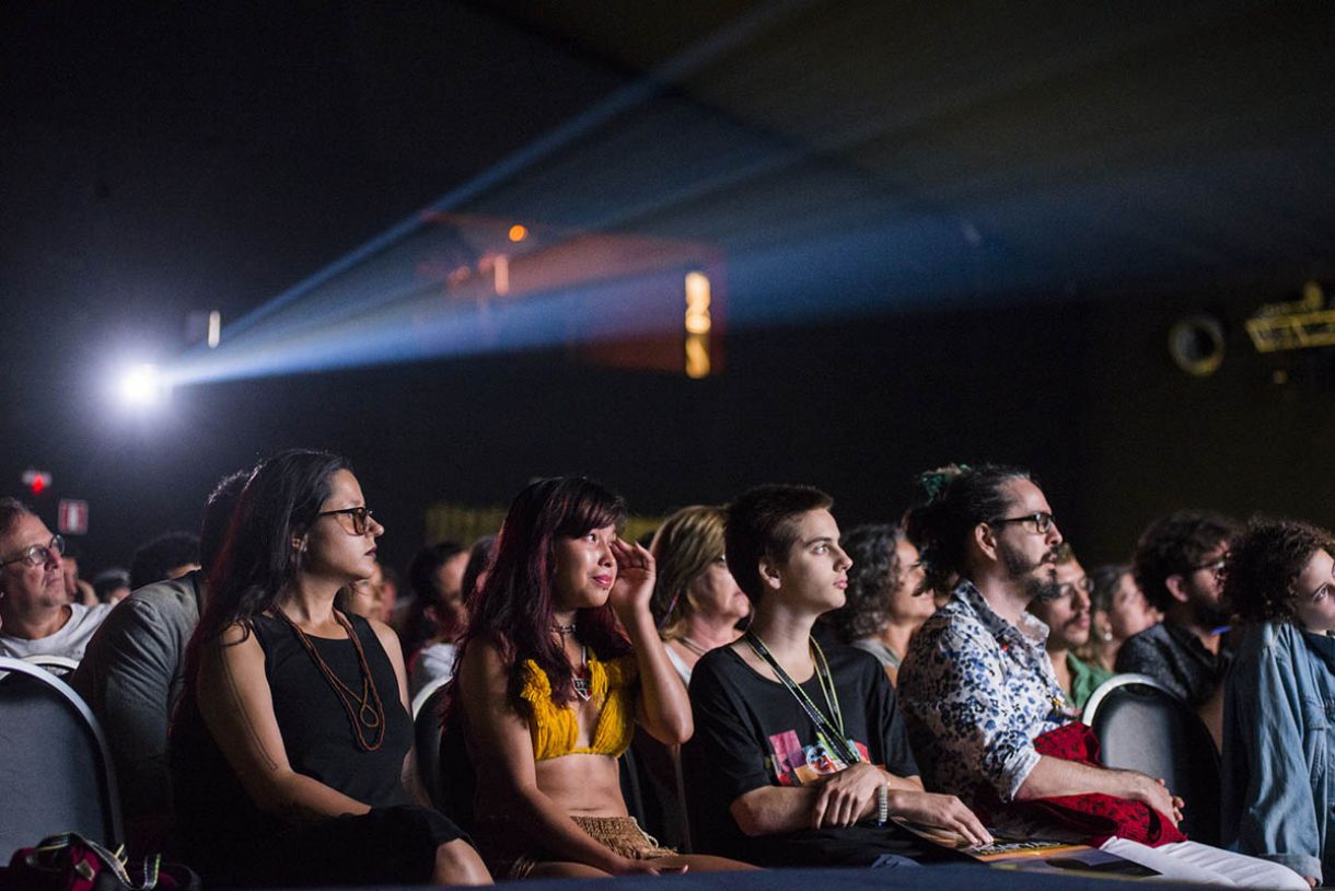 Equipe de 'AraPyau - Primavera guarani' na exibição do filme na 21ª Mostra de Cinema de Tiradentes