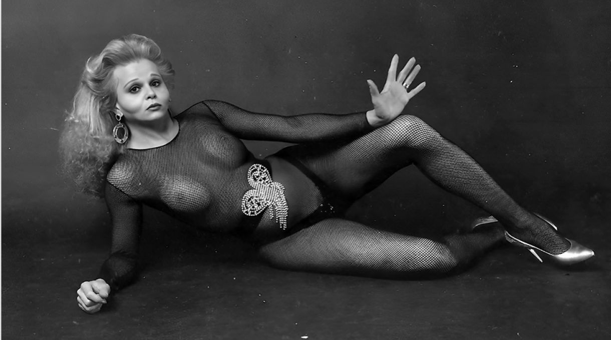 Além de performer, Consuella trabalhou como maquiadora de TV e teatro, no Rio de Janeiro