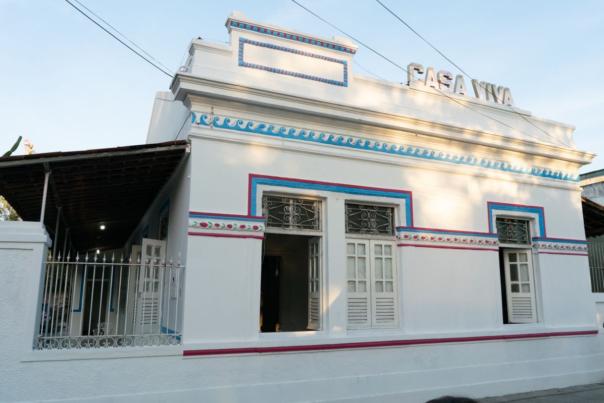 A casa está localizada em frente à praça principal da cidade