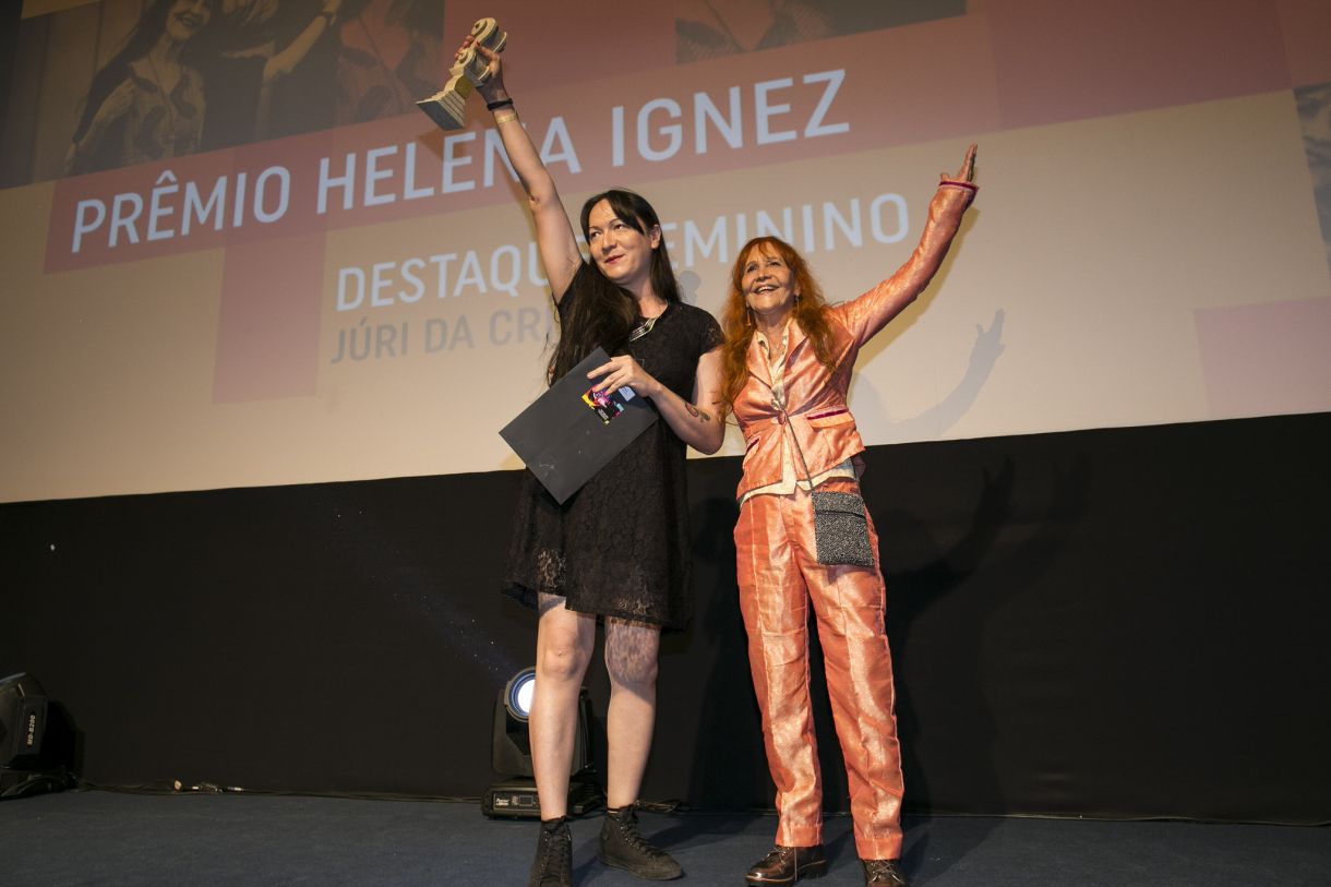 À esq., Julia Katharine, atriz e roteirista do filme 'Lembro mais dos corvos'