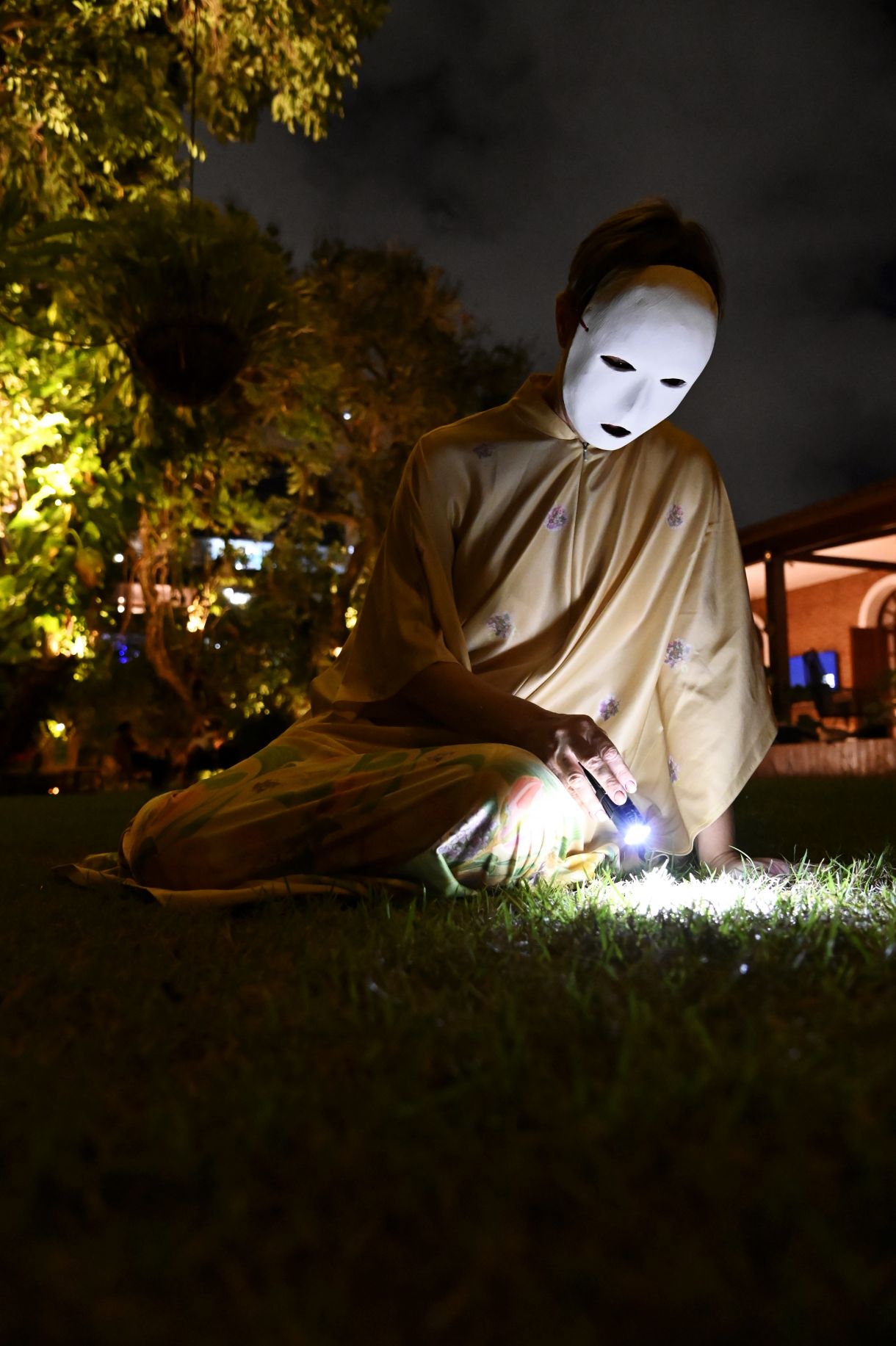 Milena Travassos realiza performance no jardim da Galeria Garrido