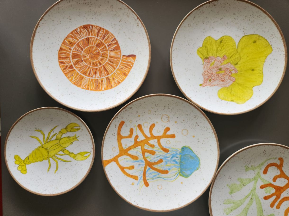 A forma tridimensional e a natureza mineral da porcelada remetem aos corais