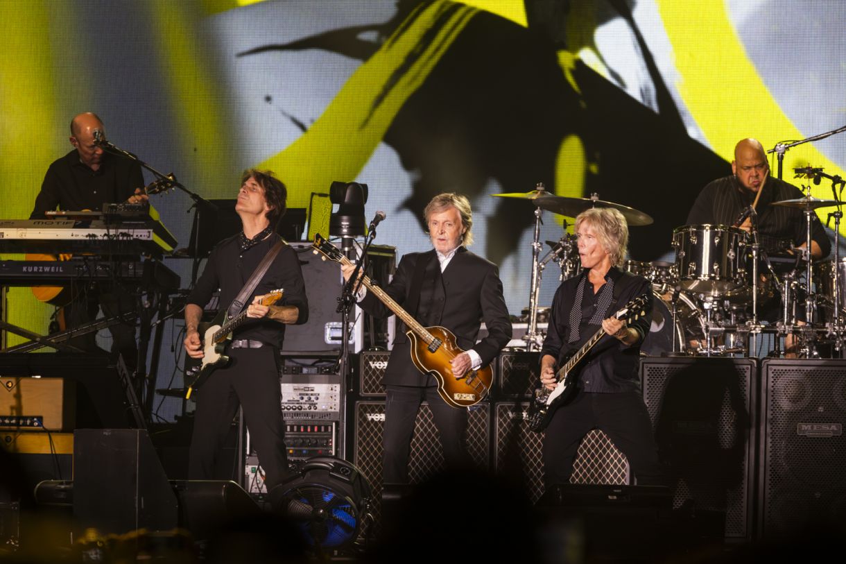 Paul McCartney ladeado pelos guitarristas Rusty Anderson (E) e Brian Ray (E)