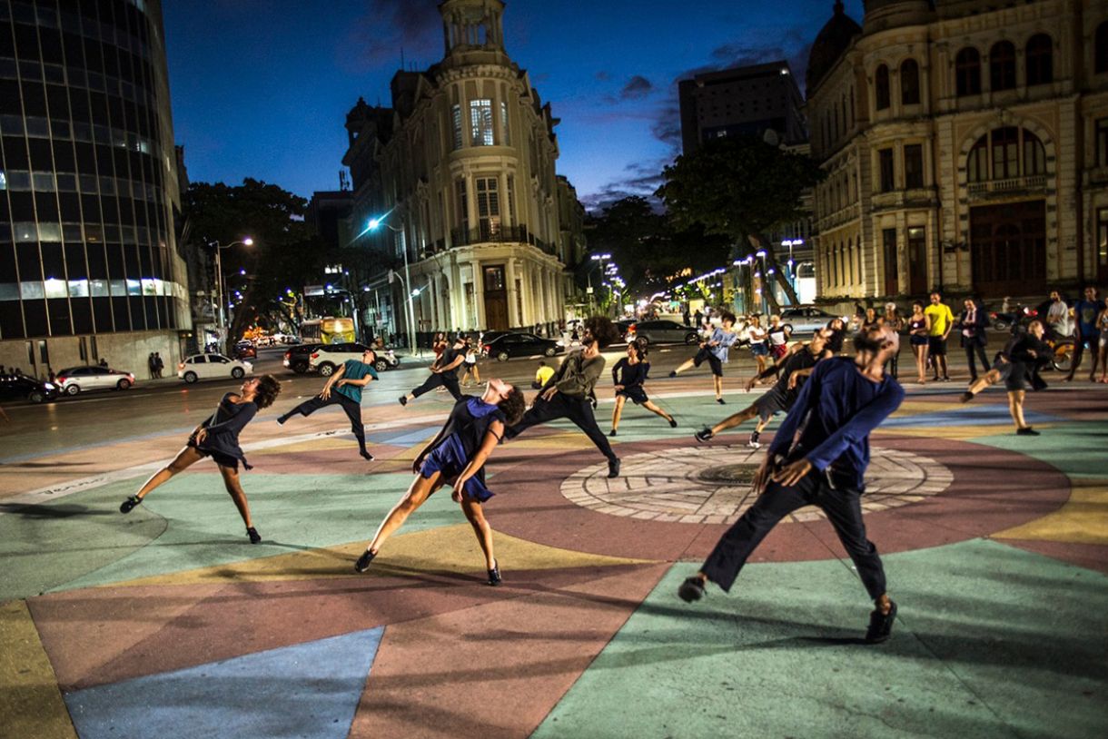 Espetáculo 'Pontilhados', no Marco Zero do Recife