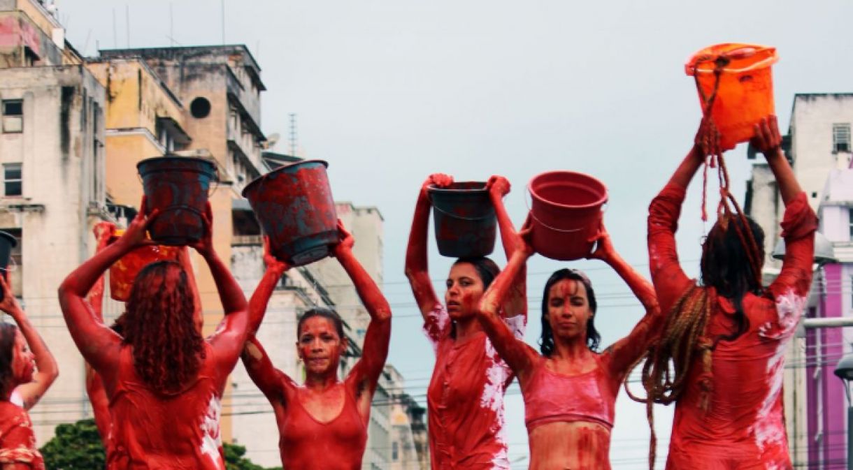 Rojas surge da caminhada de mulheres em vermelho