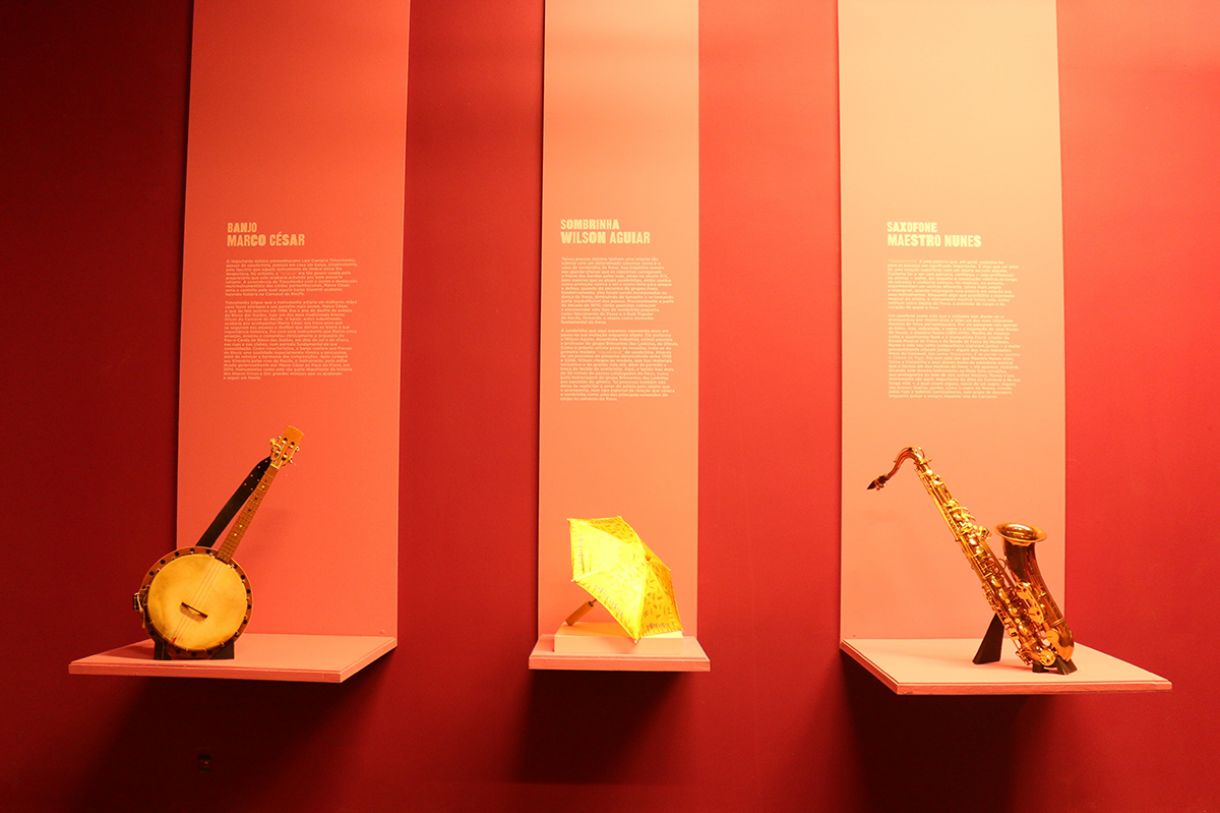 Instrumentos dos músicos estão entre os objetos expostos da mostra