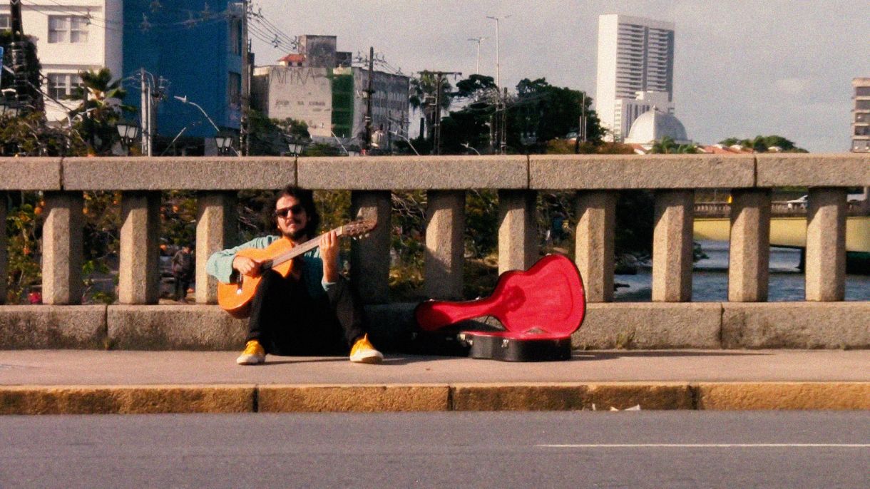 Músico fala do cotidiano nas ruas do Recife em letras que questionam a realidade aparente
