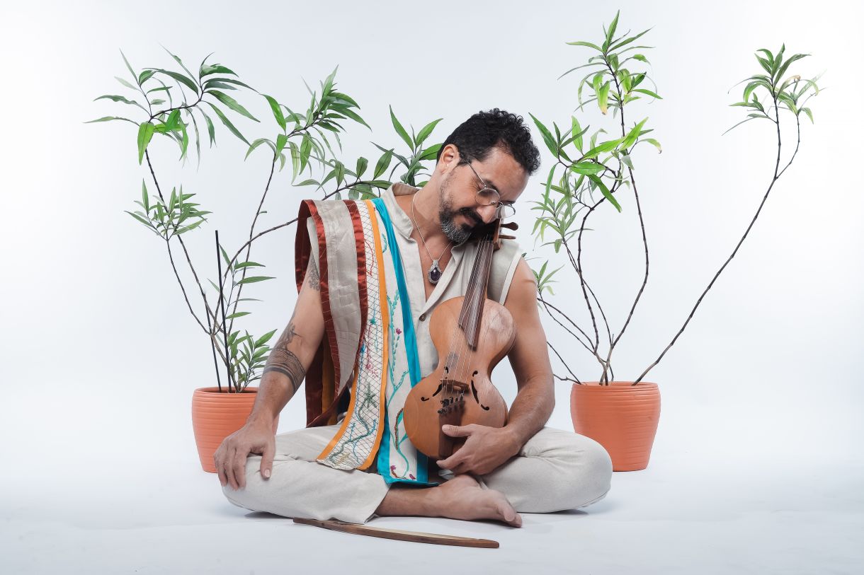 Em novo disco, artista celebra o forró de rabeca instrumental