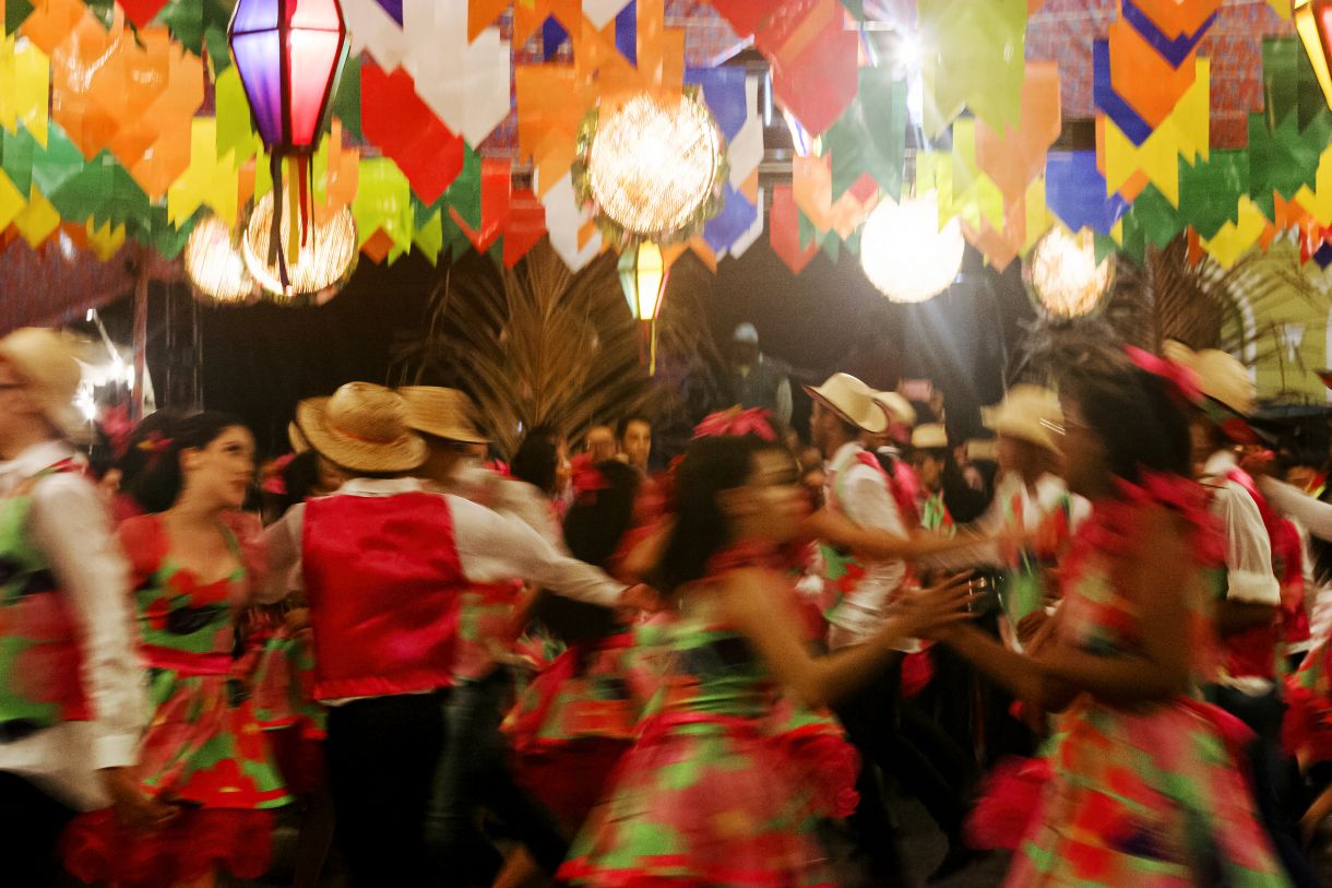 A fotógrafa e artista visual Ana Araújo captou as noites juninas de Tacaratu entre 2005 e 2019