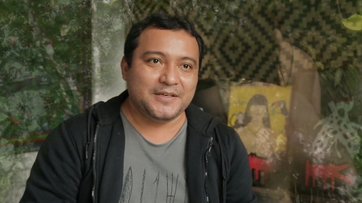 O curador e artista indígena Denilson Baniwa é um dos entrevistados