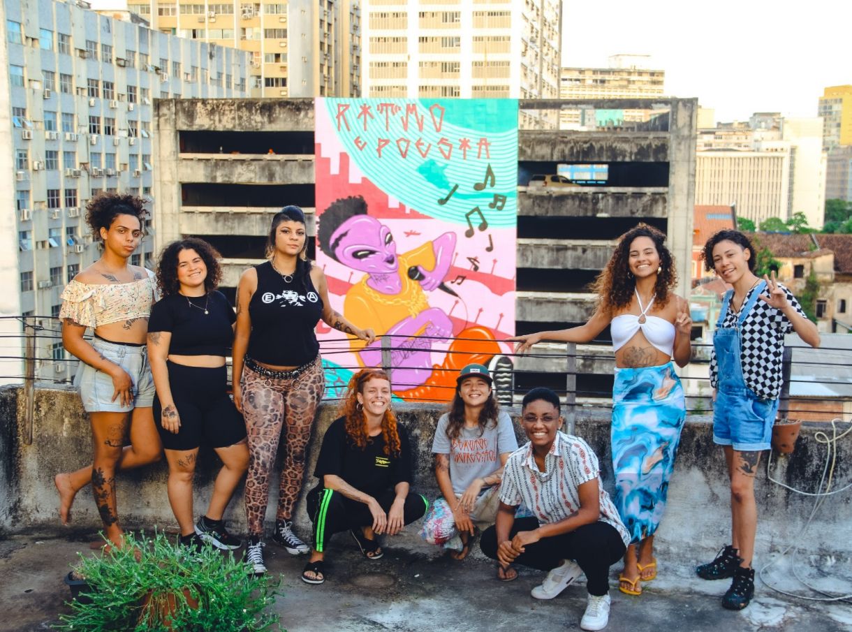 Grupo de mulheres grafiteiras PixeGirls assina megamural