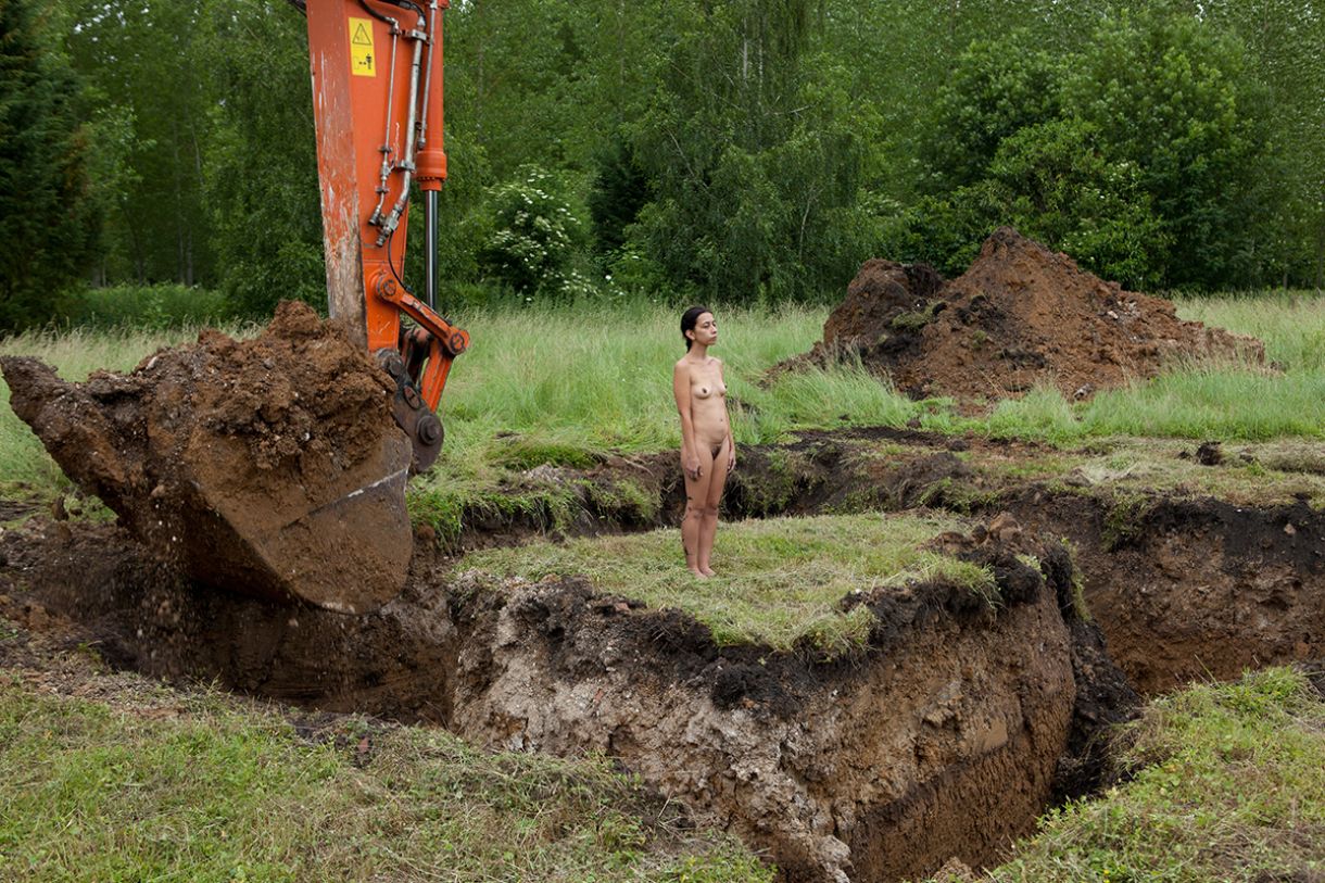 A guatemalteca Regina José Galindo, única estrangeira na exposição, apresenta o vídeo 'Terra' (2003)