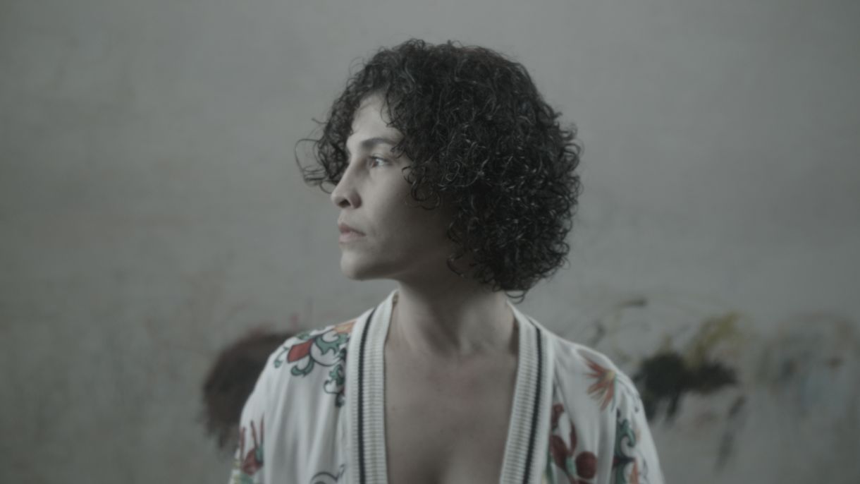 Iara Sales propõe triangulação entre dança, performance e artes visuais