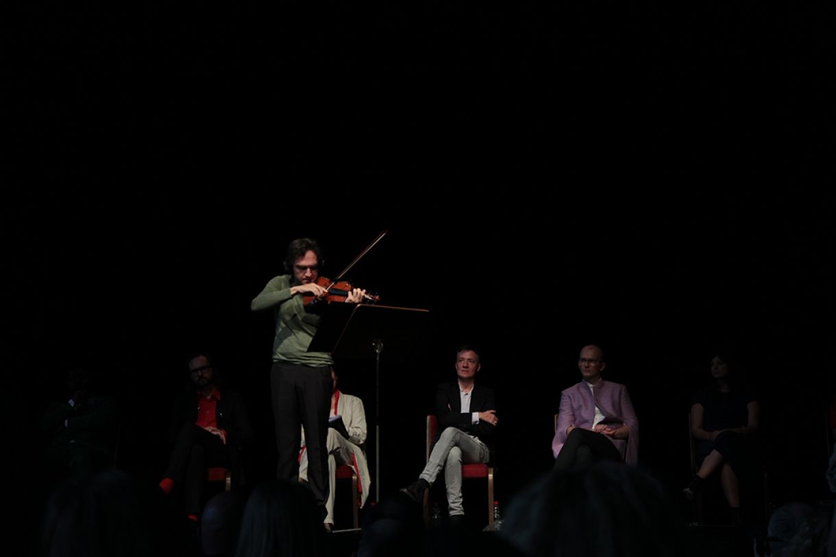 Artista e violinista sírio Ali Moraly, que se apresentou na conferência de imprensa da 'documenta 14'