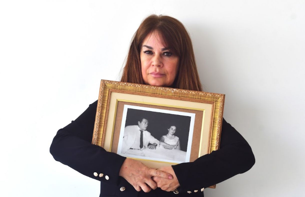 Adriana Alencar com a foto de seus pais, Zito e Terezinha