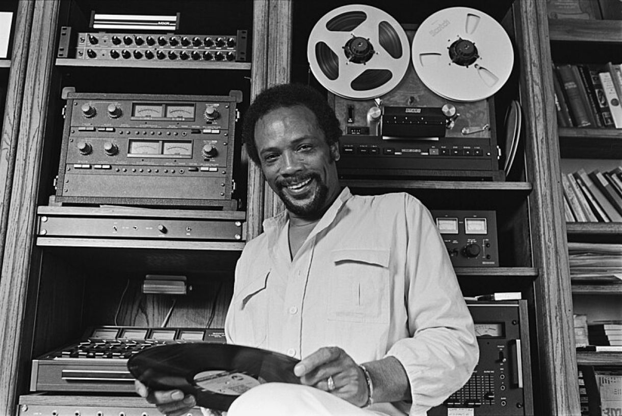 Quincy Jones, em estúdio, em 1980