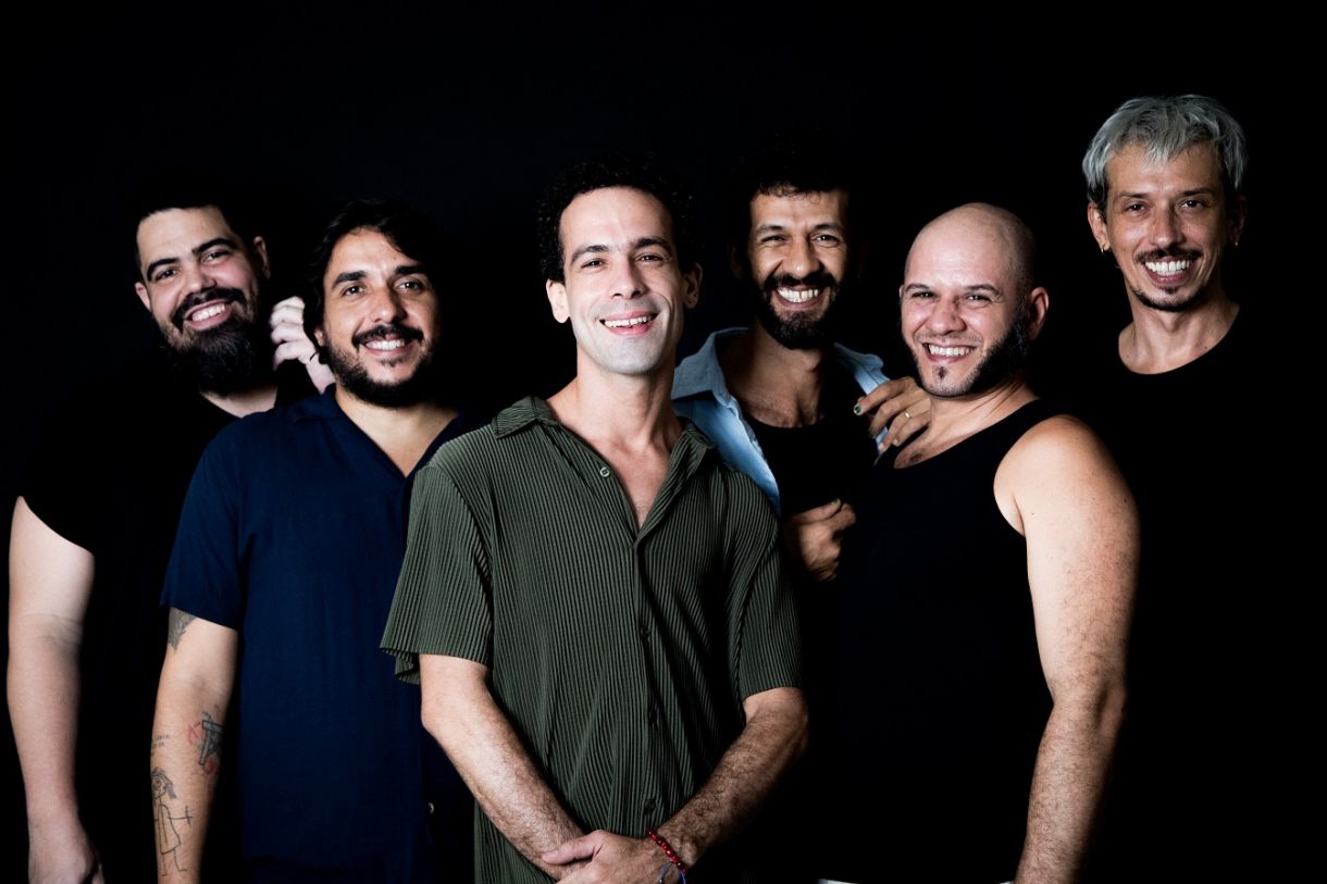 Grupo Magiluth fala sobre teatro como arte do futuro e reflete sobre o avanço tecnológico na área