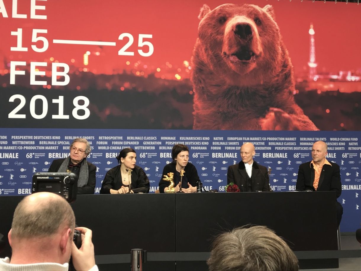 Equipe do filme 'Touch me not', ganhadora do Urso de Ouro na Berlinale 2018