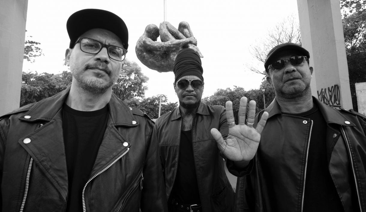 Neilton, Cannibal e Celo Brown, na frente do monumento Tortura Nunca Mais, no Recife