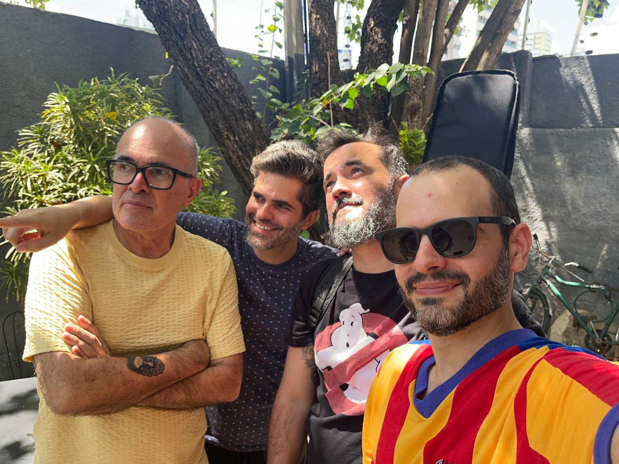 Banda Koiza canta músicas compostas pelo cartunista Clériston Andrade