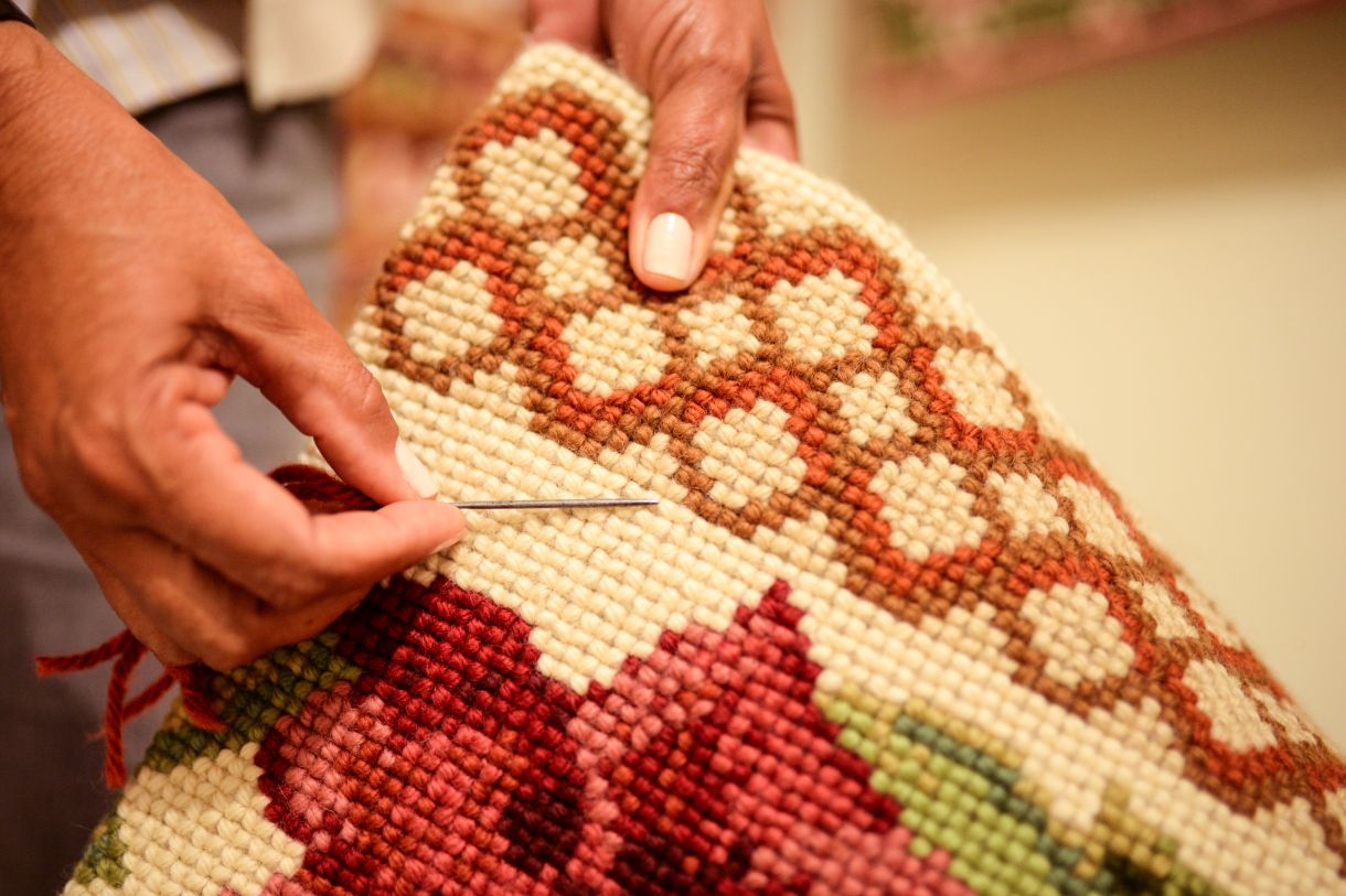 Pelas mãos da artesã Nenem, a tapeçaria trama tradições