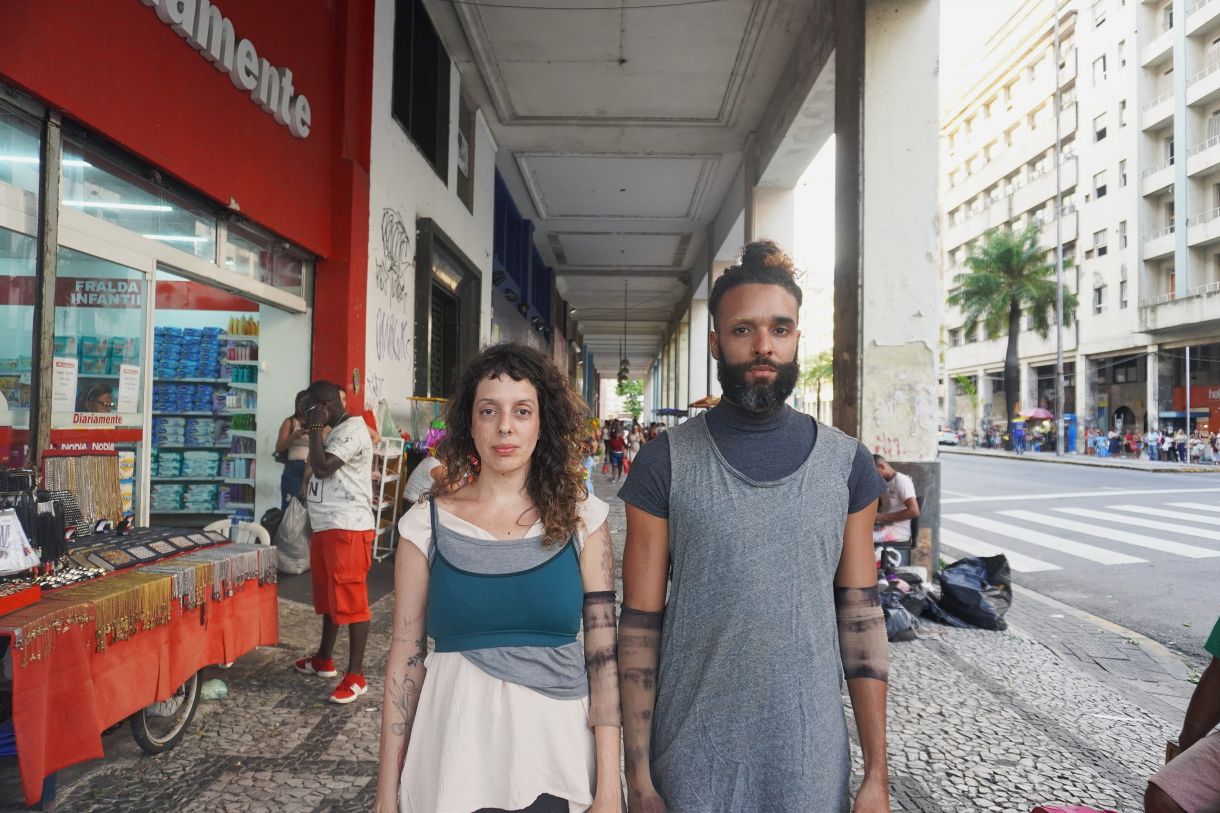 Guilherme Allain e Isabela Severi convidam o público a uma experiência na cidade