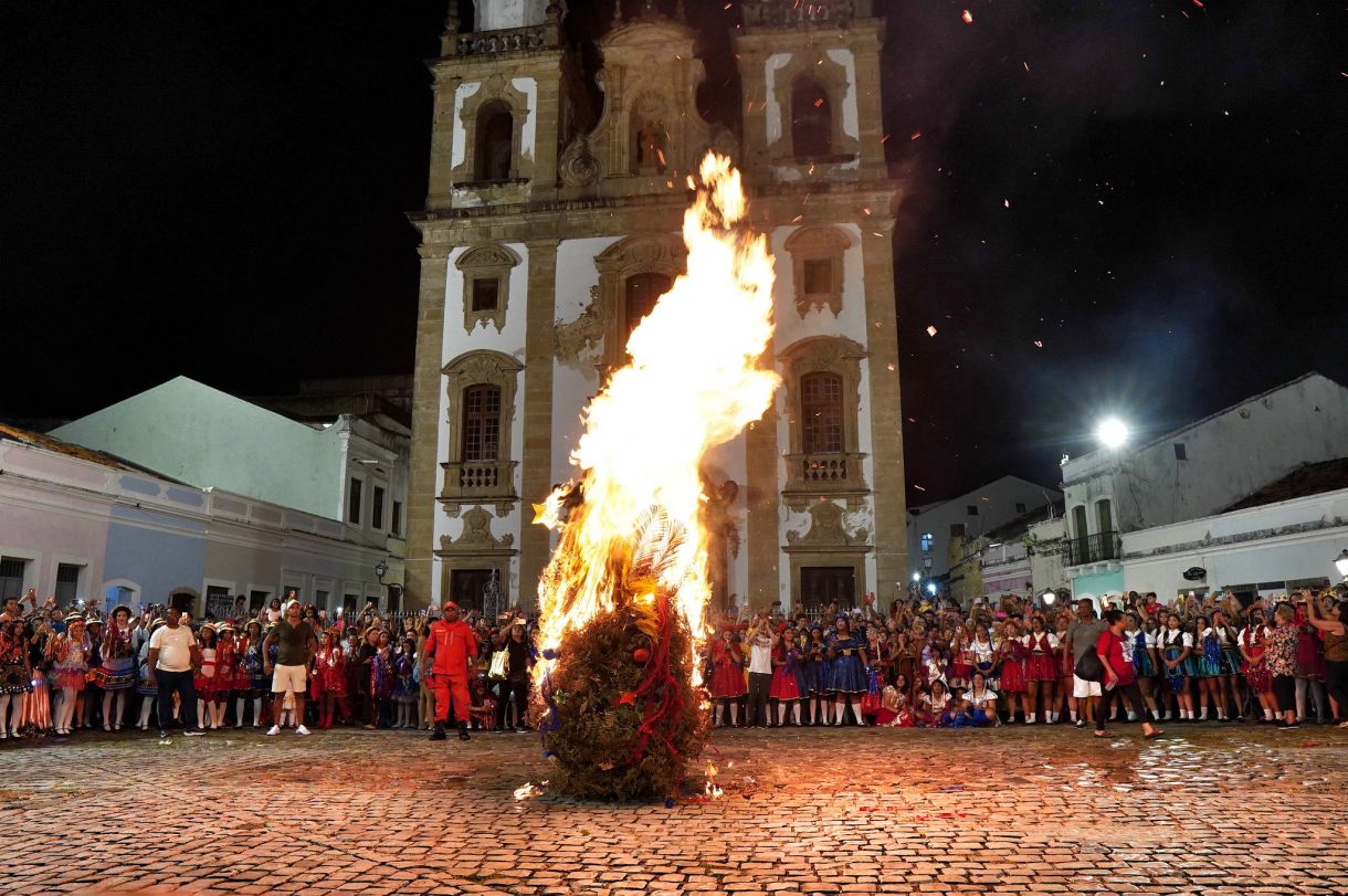 Lapinha é queimada para consagrar ao fogo esperanças e desejos para o ano que se inicia