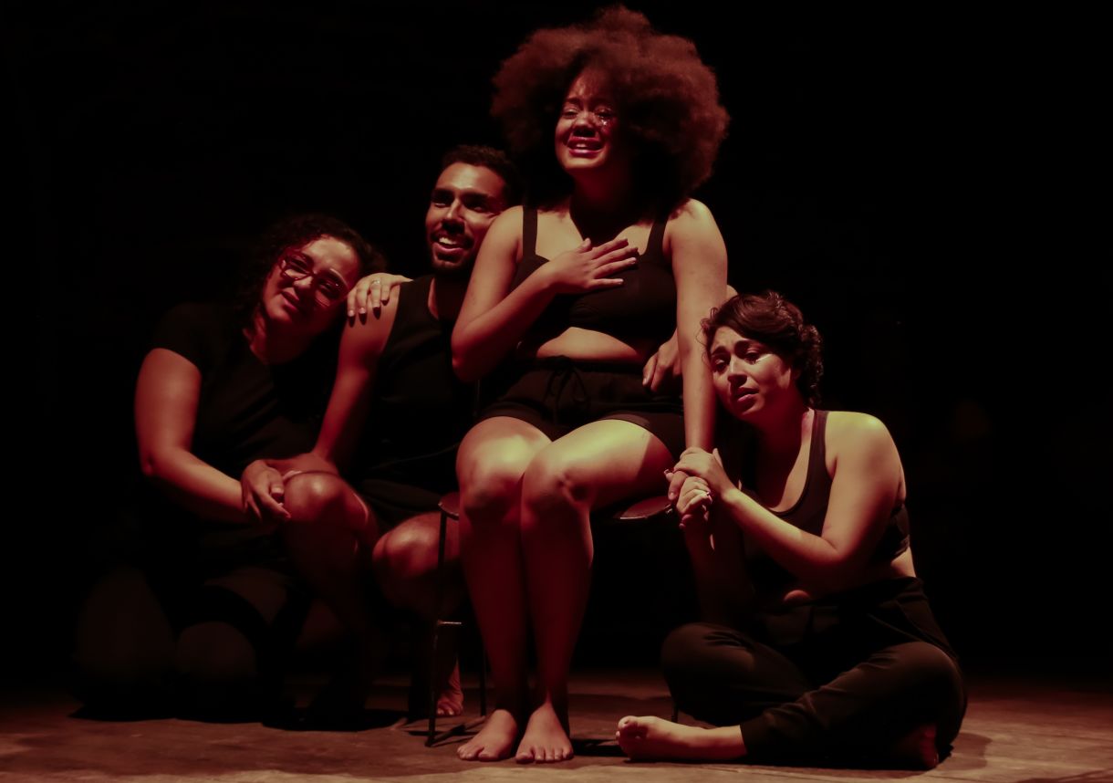 Espetáculo mistura teatro performativo, biodrama, autoperformance, autoficção e teatro documentário