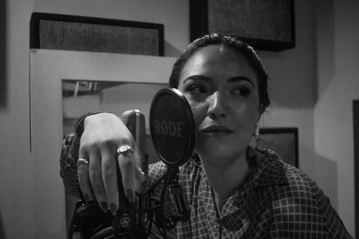 Filha caçula de um dos maiores nomes da música brasileira interpreta música icônica sobre contracultura