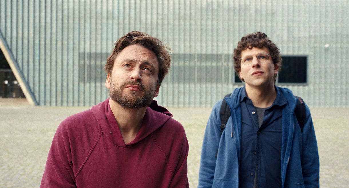 Jesse Eisenberg e Kieran Culkin interpretam os primos David e Benji