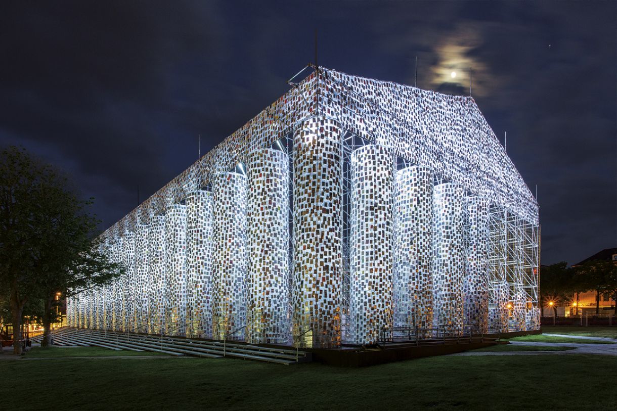 'Parthenon de livros', de Marta Minujín, foi instalado no lugar onde, em 1933, cerca de 2 mil livros foram queimados