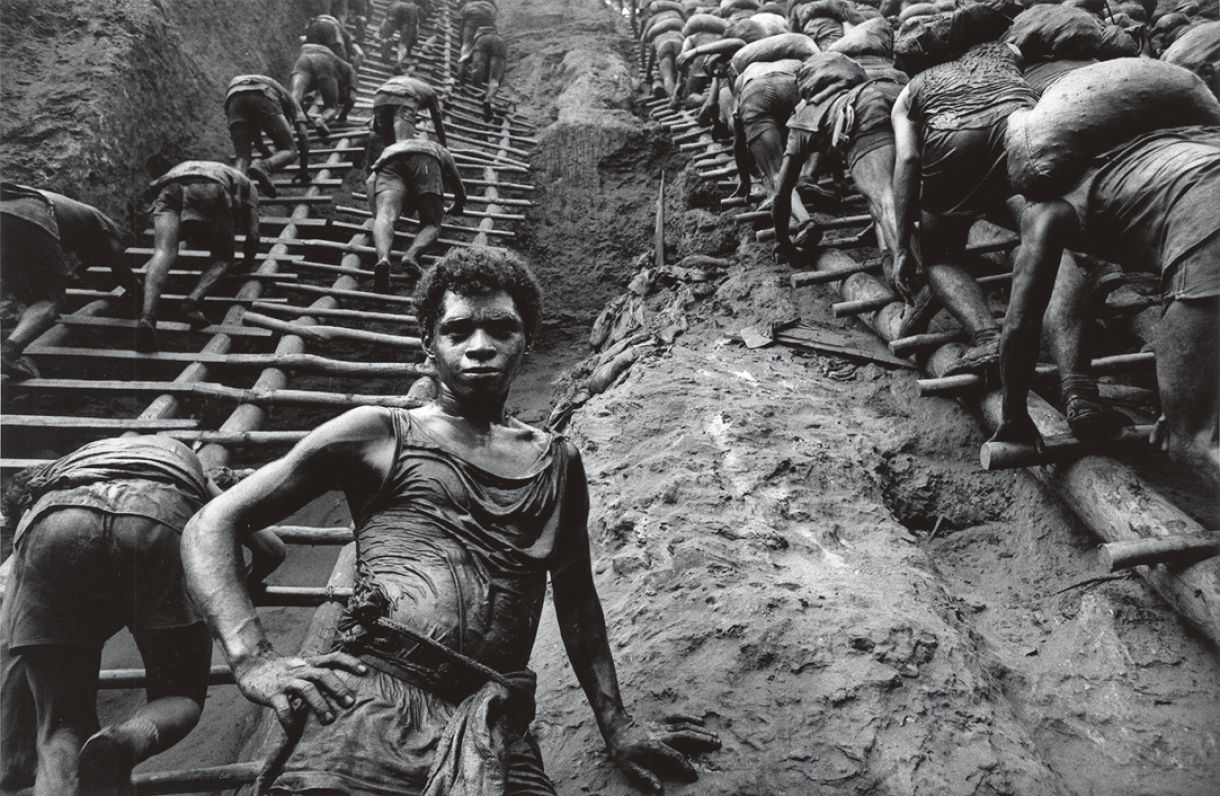 Sebastião Salgado desenvolveu ensaios contundentes, como o registrado acima no garimpo em Serra Pelada, que resultou no seu primeiro grande livro de fotografias