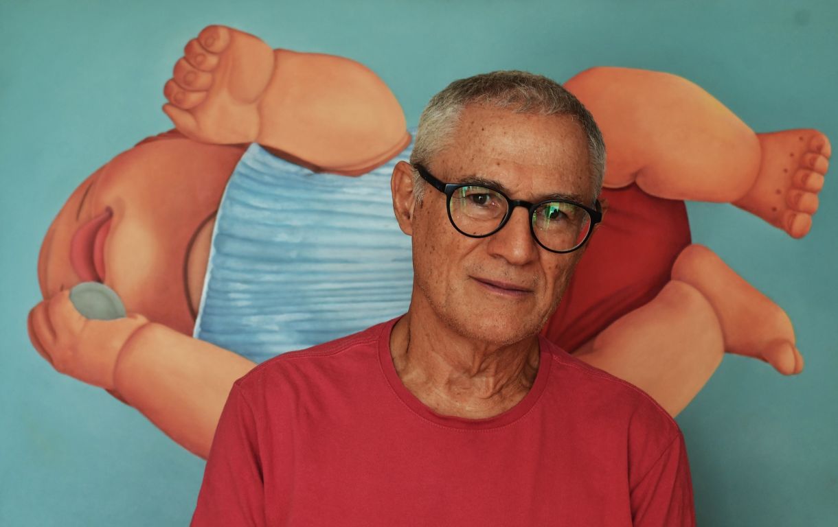 O pessimista mais doce que a arte já moldou tem carreira revista em livro e exposição política