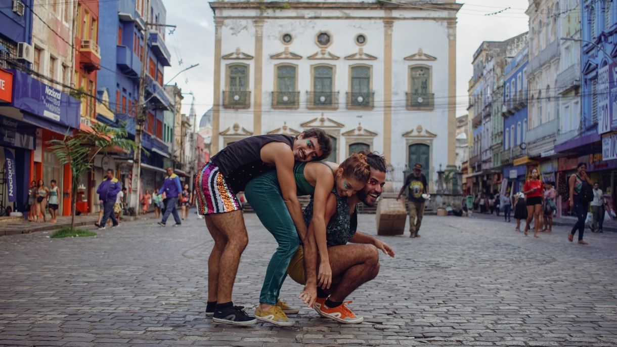 Artistas promovem encontro entre as liguagens circense e da dança após pesquisa