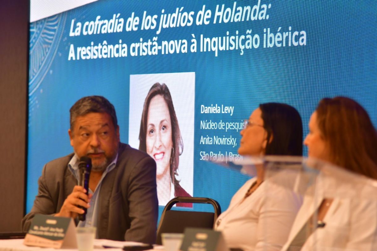 Mario Helio, em mesa, no encerramento do evento