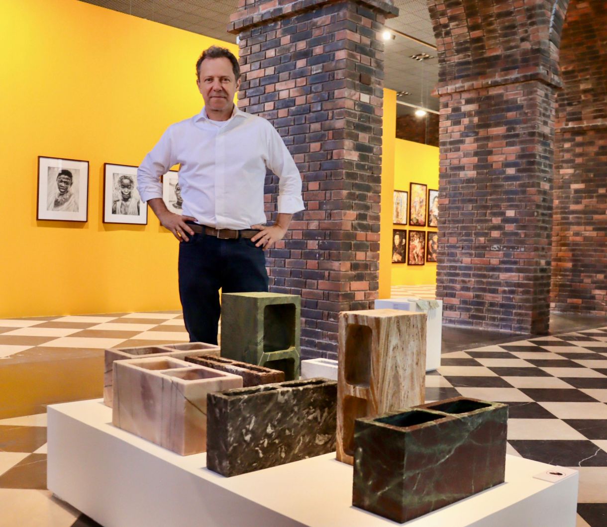 Artista diante da obra feita especialmente para a exposição retrospectiva no IRB