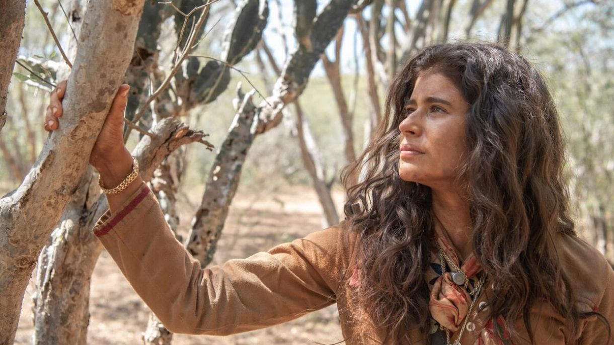 Na novela, a personagem Rosa é interpretada por Isadora Cruz