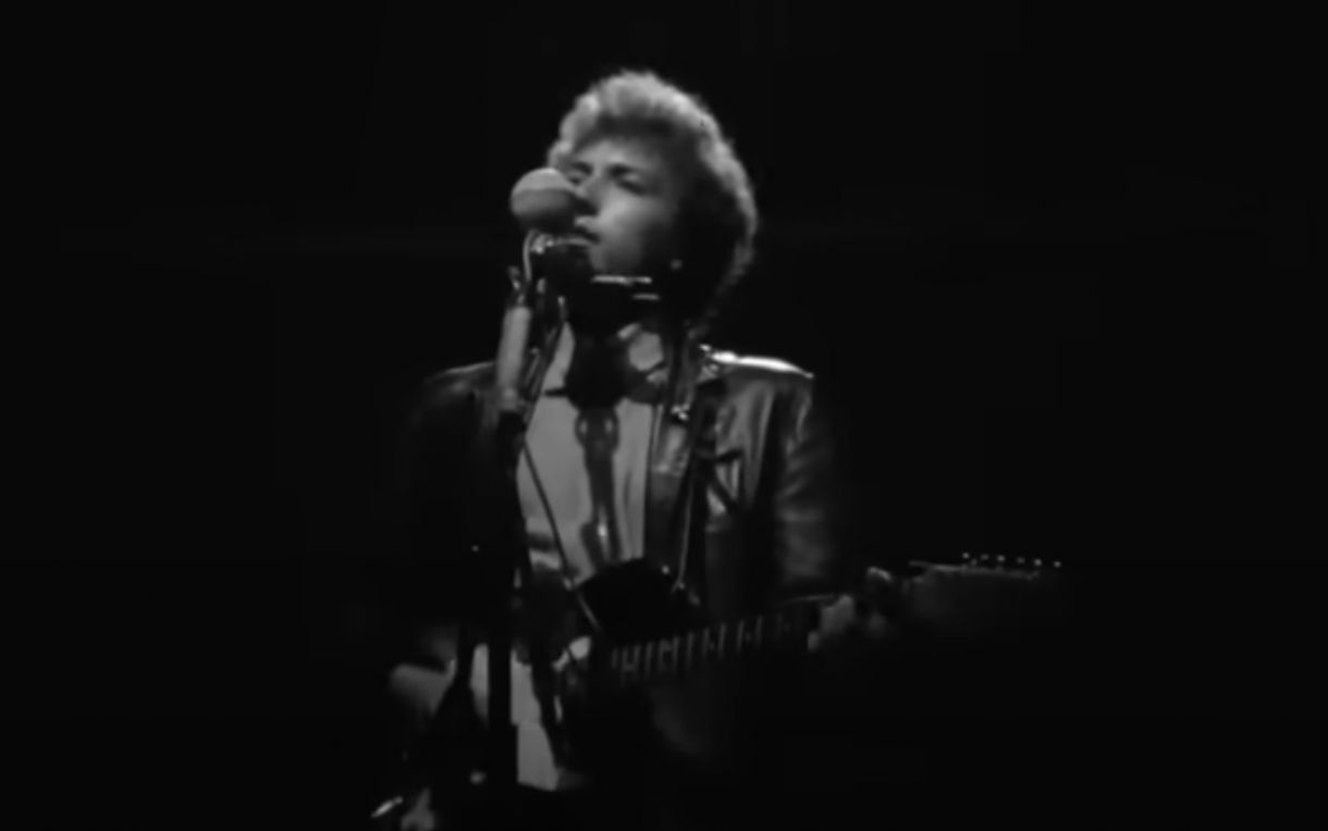 Frame do vídeo do show de Bob Dylan no festival folk em Newport
