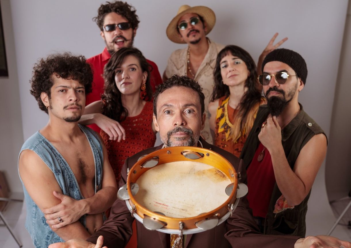Sérgio Cassiano com a banda Julião e o Forró do Suco Elétrico
