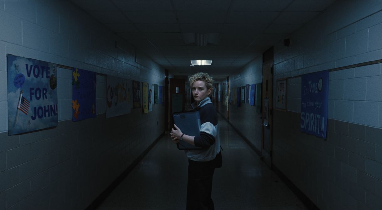 Julia Garner interpreta a professora Justine
